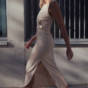 Robe midi beige ceinturée avec applique dorée