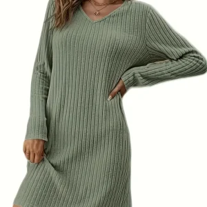 Robe simple mais élégante avec un décolleté en V côtelé, idéale pour l'automne