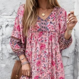 Mignonne mini robe avec col en V