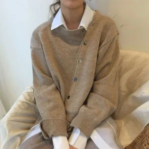 MELLY - Cardigan en cachemire doux avec patte de boutonnage en diagonale pour l'automne