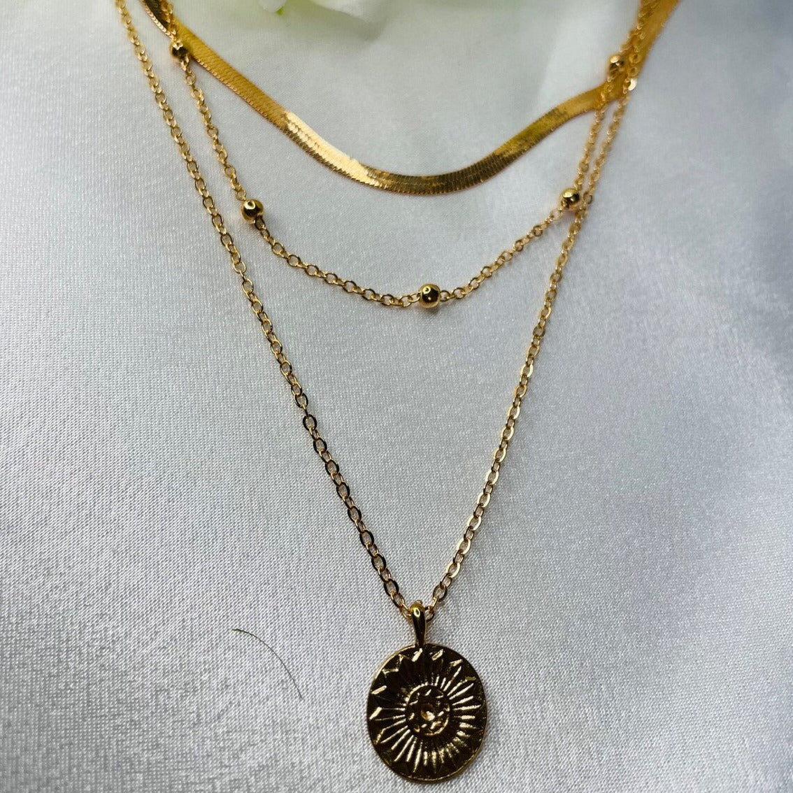 Ella | Ensemble de colliers superposés pour femmes en métal plaqué or 18k – Image 3