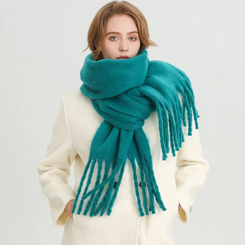 Echarpe de luxe en cachemire pour dames avec gros pompons pour le style et le confort en hiver – Image 4