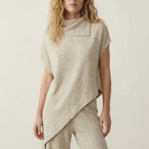 Pull cape beige élégant