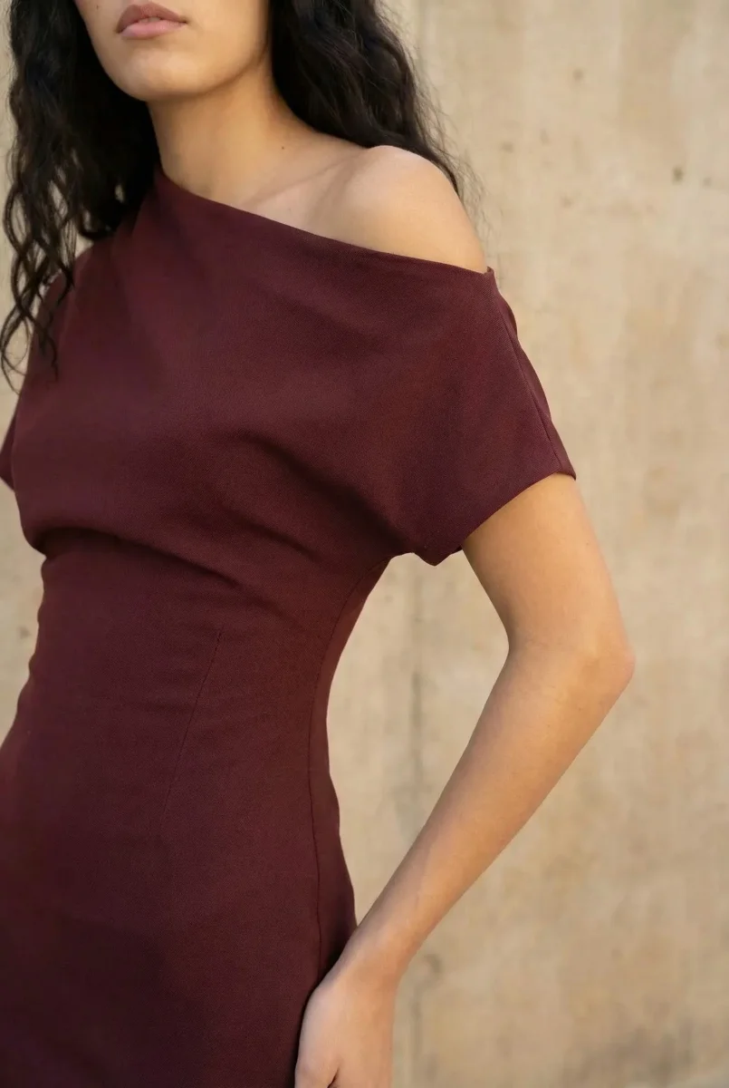 Robe Asymétrique Chic Bordeaux – Image 9