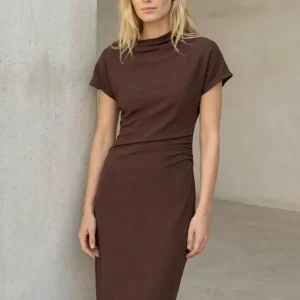 Robe Longue Marron Avec Détails Drapés