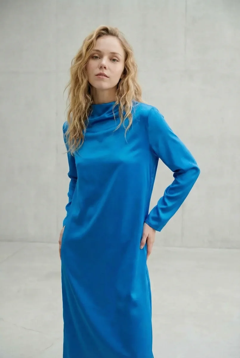 Robe Satin Longue Bleu Électrique Col Montant, Manches Longues, Fente au Dos, Chic et Moderne – Image 3