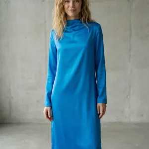 Robe Satin Longue Bleu Électrique Col Montant, Manches Longues, Fente au Dos, Chic et Moderne