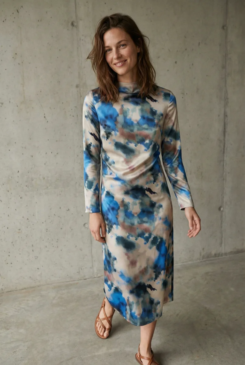 Robe Satin Longue Manche Longue Imprimée Aquarelle – Élégance Artistique et Chic – Image 2