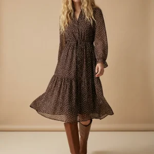 Robe à pois marron – Coupe midi fluide à cordon – Manches longues