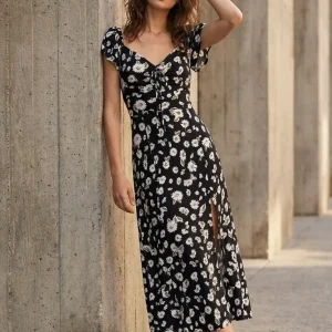 Robe longue noire à imprimé floral fendue côté élégante