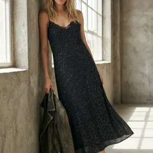 Robe longue noire brillante à fines bretelles