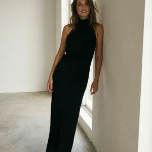 Robe longue noire col halter évasée