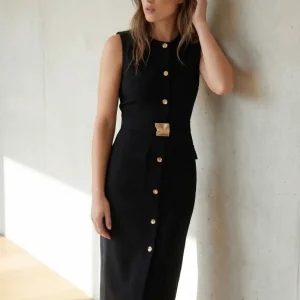 Robe noire ceinturée à boutons dorés