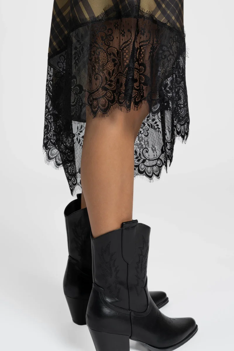 Robe satin asymétrique – Décolleté V – Dentelle raffinée – Image 6