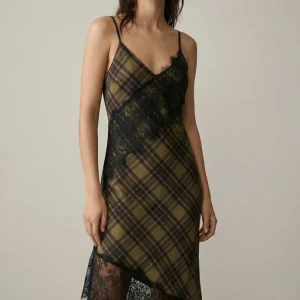 Robe satin asymétrique – Décolleté V – Dentelle raffinée