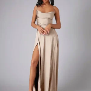 Robe de soirée longue en satin avec décolleté drapé et dos nu