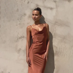 Klara | Robe longue en satin à col bénitier