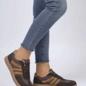 Baskets basses urbaines à empiècements contrastés et semelle gomme texturée