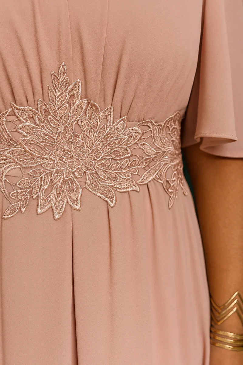 🌸 Robe de cérémonie rose poudré avec dentelle – Coupe fluide et manches papillon – Image 6