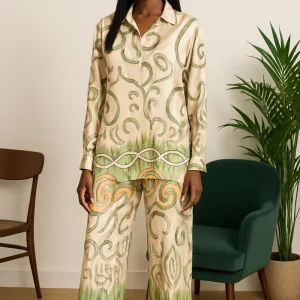 Ensemble chic femme en satin imprimé – Chemise fluide & pantalon large – Vert & beige