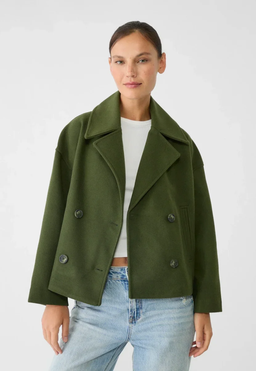 Manteau court pour femme avec double rangée de boutons et design intemporel – Image 4