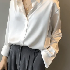 Chemisier en satin de soie avec boutons pour la saison automnale