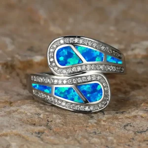 Bague ouverte en argent avec opale bleue