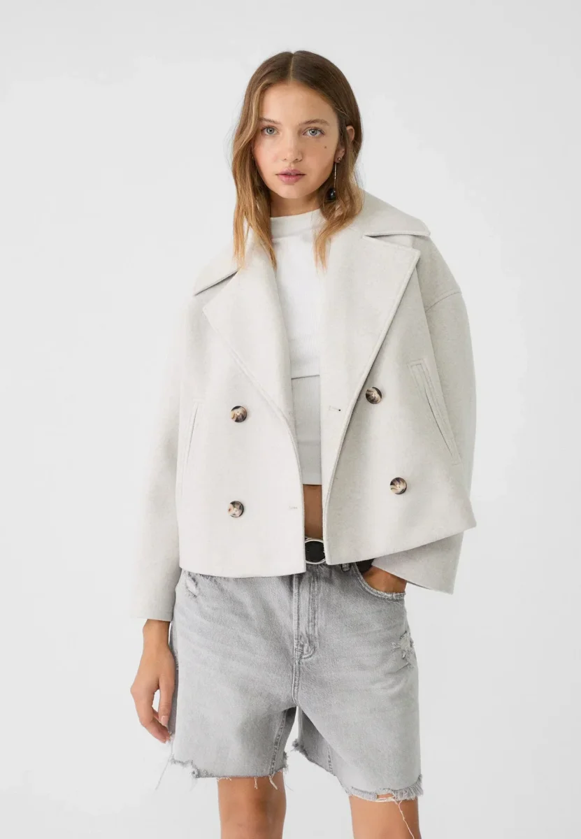 Manteau court pour femme avec double rangée de boutons et design intemporel – Image 2