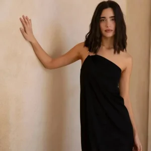 Robe Asymétrique Noir Bijou: Élégance Contemporaine Pour Occasions Spéciales