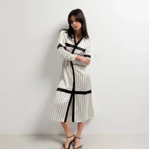 Robe Chemise Longue Chic À Rayures Noires Et Blanches Pour Un Look Élégant Et Confortable