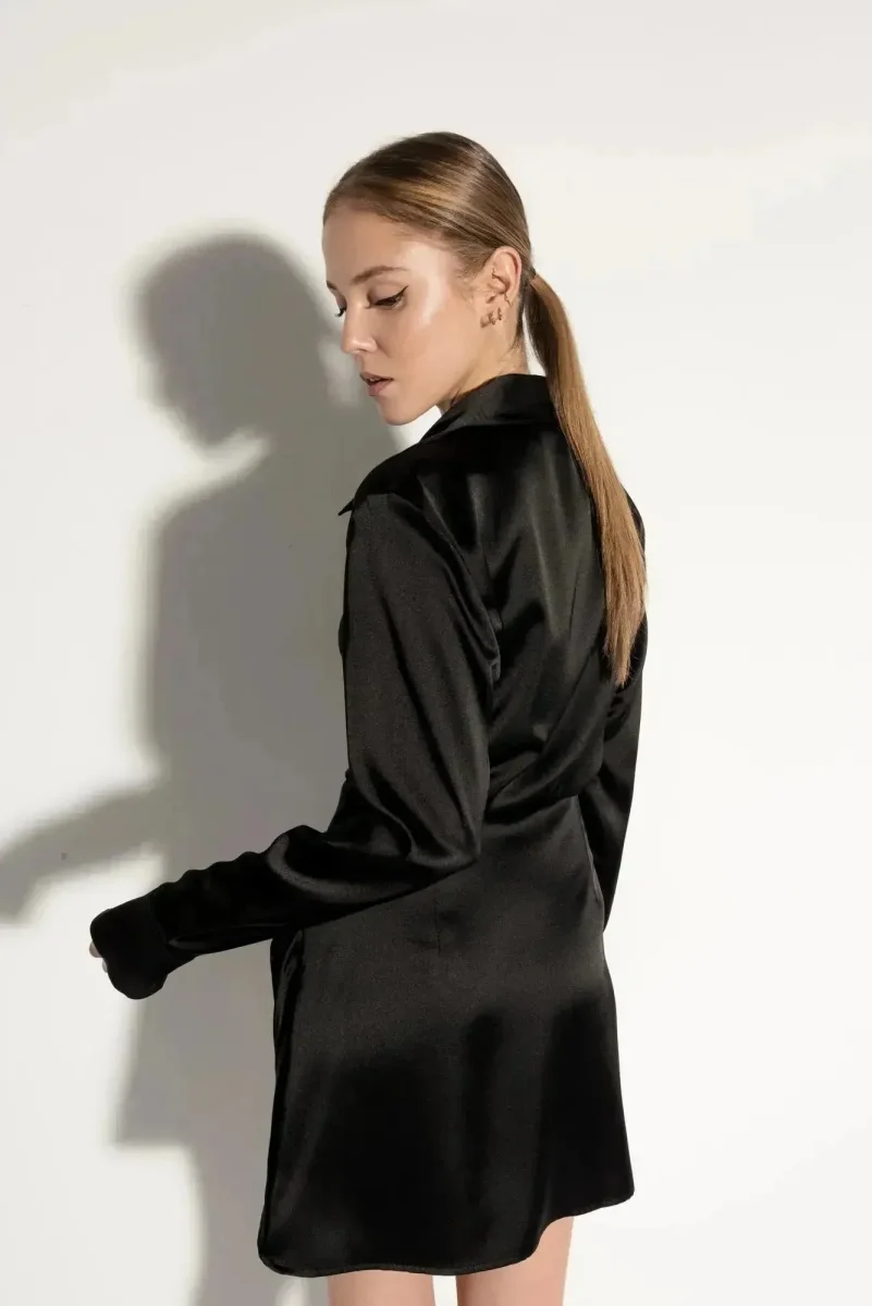 Robe Chemise Satin Noir Courte – Élégante Et Chic Avec Effet Portefeuille Croisé – Image 4