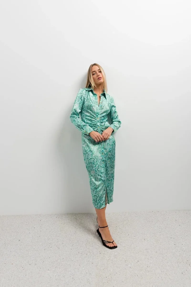 Robe Chemise Verte Midi Satinée Avec Détails Dorés – Image 4