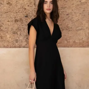 Robe Popeline Noire Chic À Manches Courtes - Décolleté En V Évasée Pour Toutes Occasions