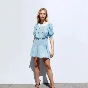 Robe Année 60 Imprimée Florale Col Unique Bleu Ciel Pour Un Style Élégant Et Confortable