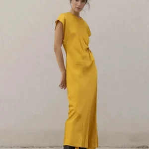 Robe De Soirée Jaune Satinée Élégante Avec Nœud À La Taille - Chic Et Fluide