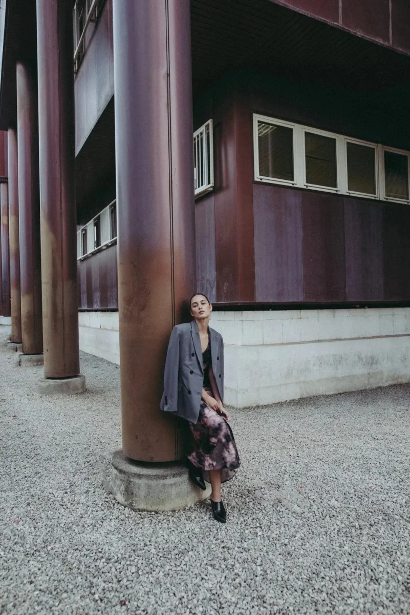 Robe Tie Dye Longue Satinée Noir Et Rose, Imprimé Effet Nuage, Col En V, Bretelles Larges – Image 8