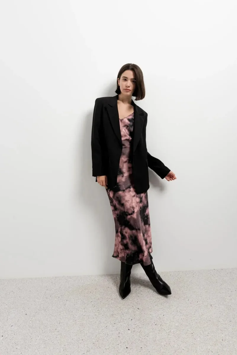 Robe Tie Dye Longue Satinée Noir Et Rose, Imprimé Effet Nuage, Col En V, Bretelles Larges – Image 3