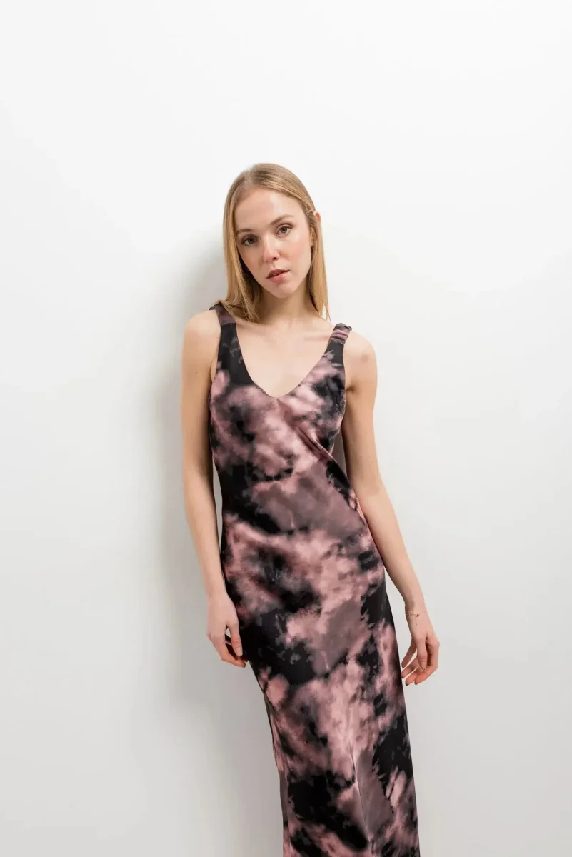Robe Tie Dye Longue Satinée Noir Et Rose, Imprimé Effet Nuage, Col En V, Bretelles Larges – Image 6