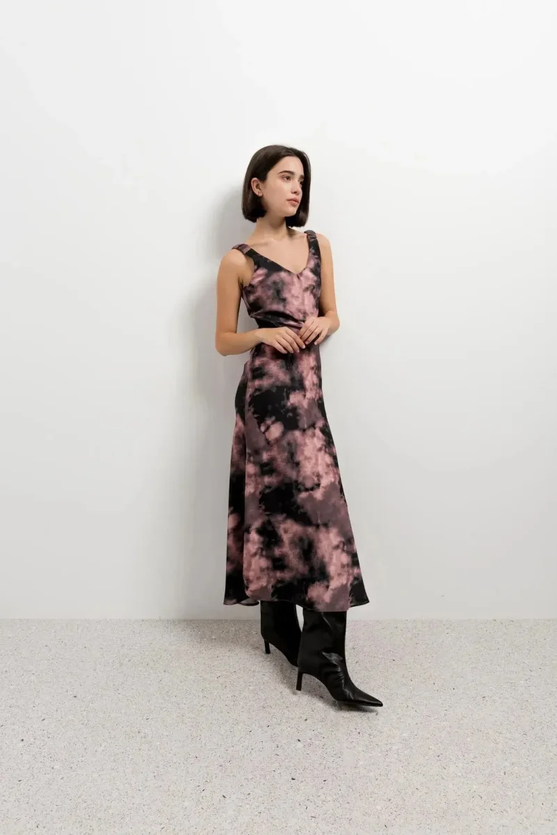 Robe Tie Dye Longue Satinée Noir Et Rose, Imprimé Effet Nuage, Col En V, Bretelles Larges – Image 4