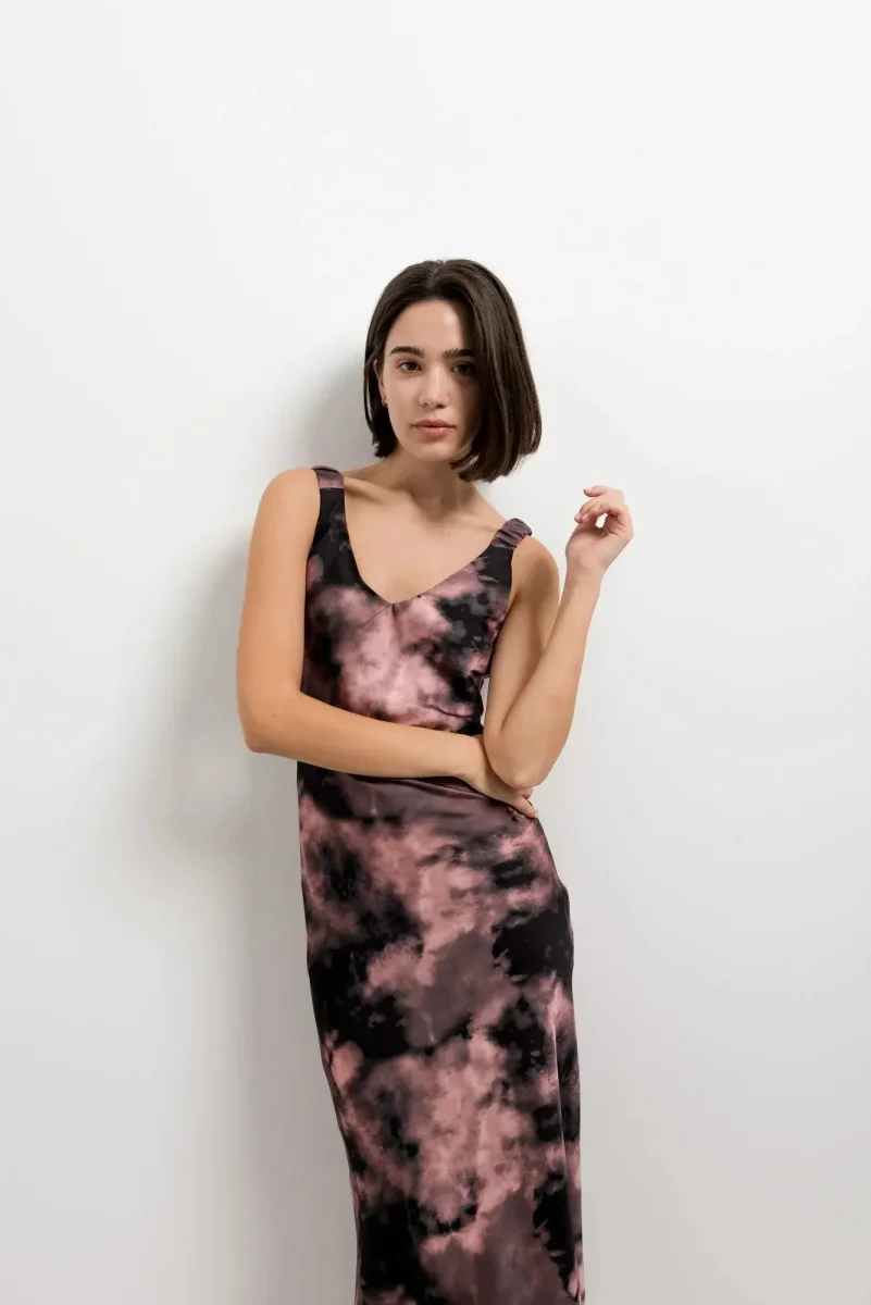 Robe Tie Dye Longue Satinée Noir Et Rose, Imprimé Effet Nuage, Col En V, Bretelles Larges – Image 2