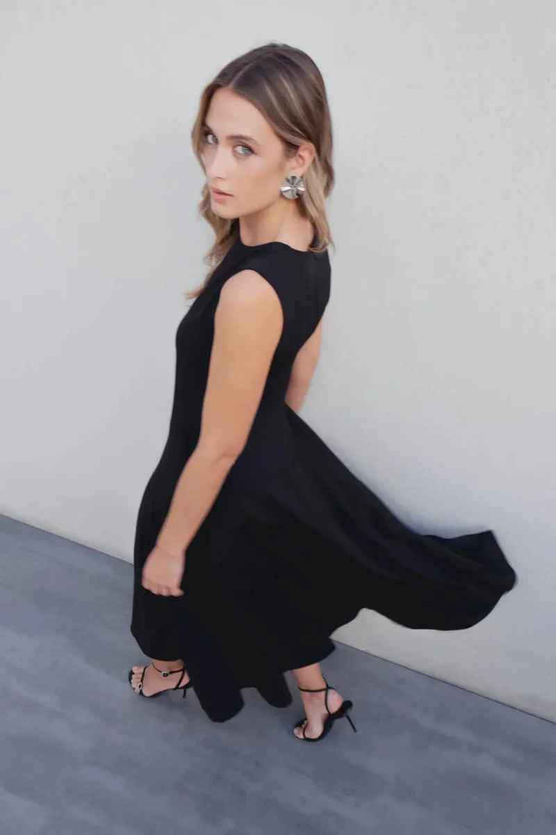 Robe midi noire sans manches ourlet festonné – Image 4