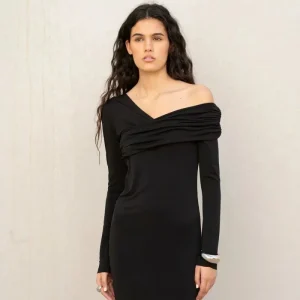 Robe Moulante Asymétrique Noire À Manches Longues