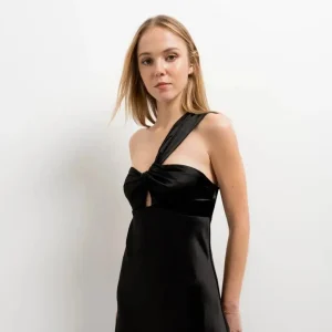 Robe Noire Asymétrique  Encolure Sublimante
