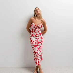 Robe satinée rouge imprimé floral dos nu bretelles croisées