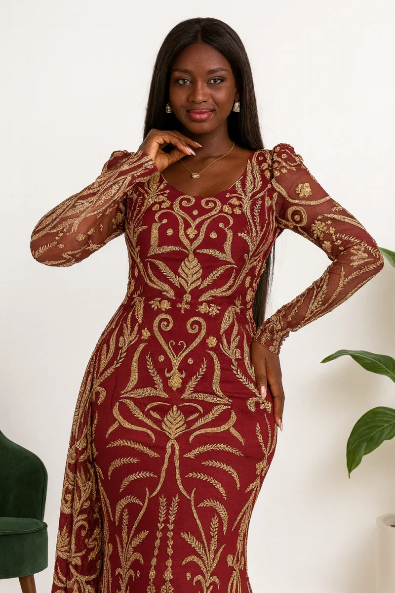 Hafsoit Mode – Robe sirène longue bordeaux brodée or avec manches longues et traîne – Tenue de soirée chic et élégante – Image 4