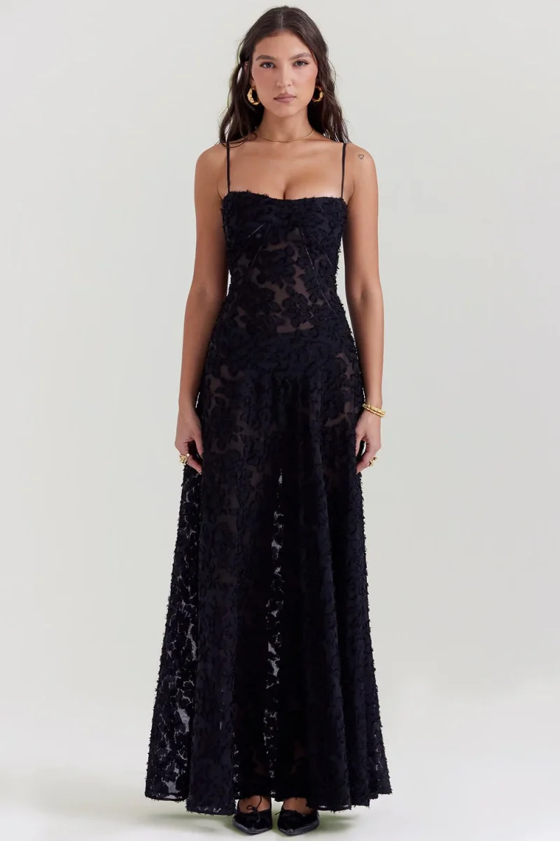 Robe longue Kira pour femme – Élégante robe en dentelle noire ornée de fleurs et à la coupe flatteuse – Image 8