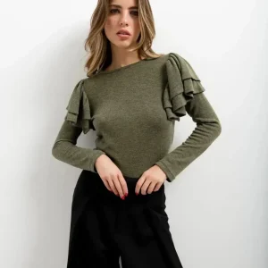 Pull en maille à volants sur les épaules